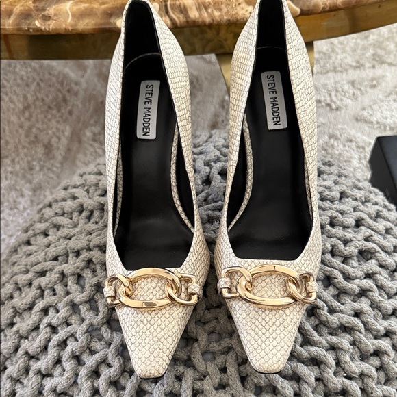 Steve Madden Textured Cream Pumps with Gold Chain. Leather Upper. Sz 10M NWOB - Picture 1 of 6